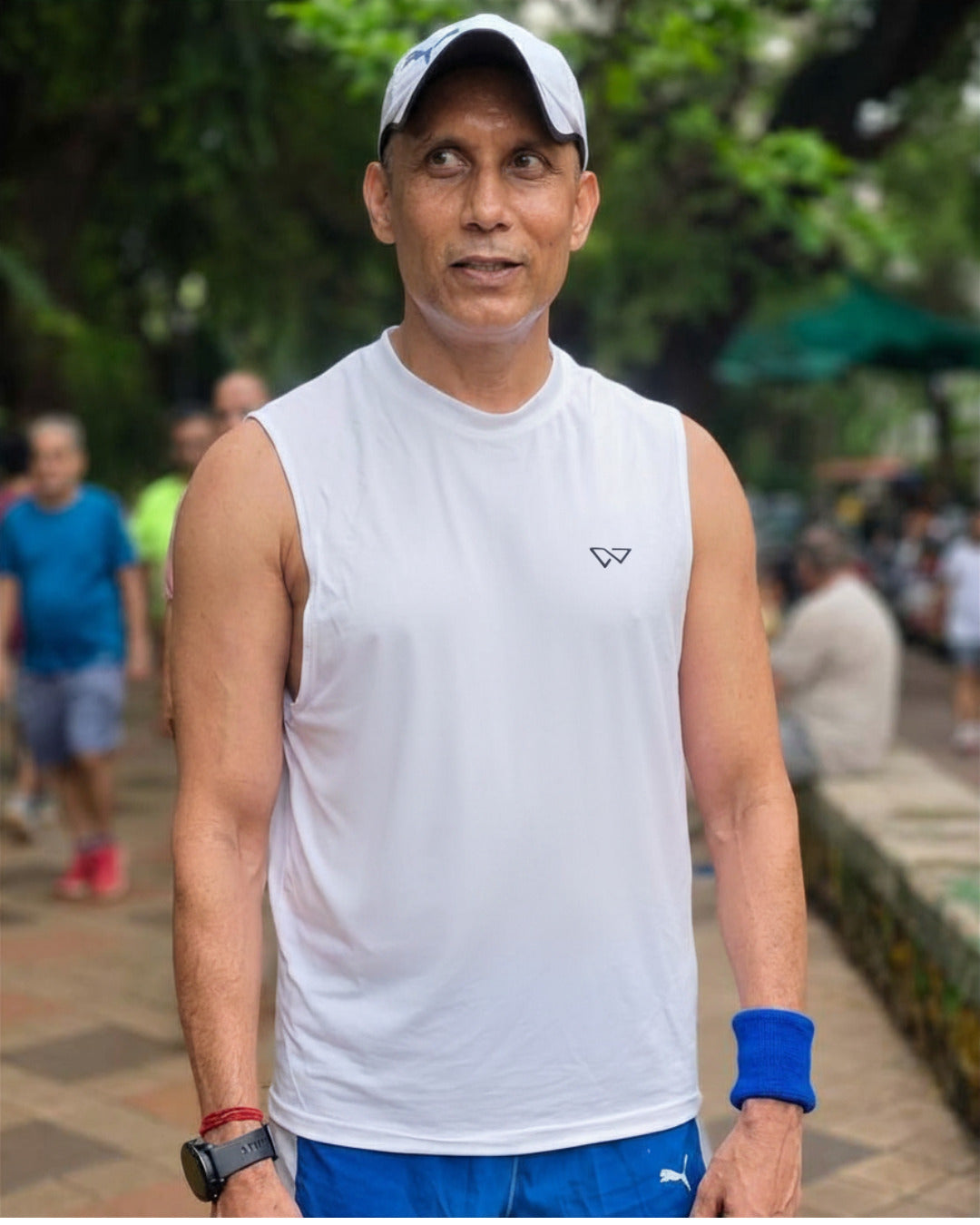 Real customer wearing WEARTH men's sleeveless edge tank
